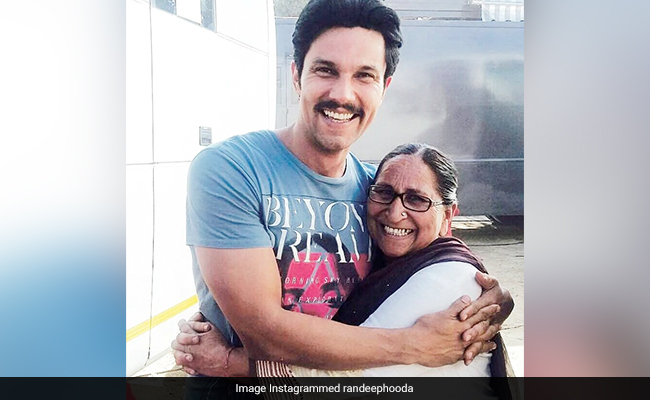 Randeep Hooda Keeps Promise, Performs Last Rites Of Sarabjit Singh's Sister Dalbir Kaur