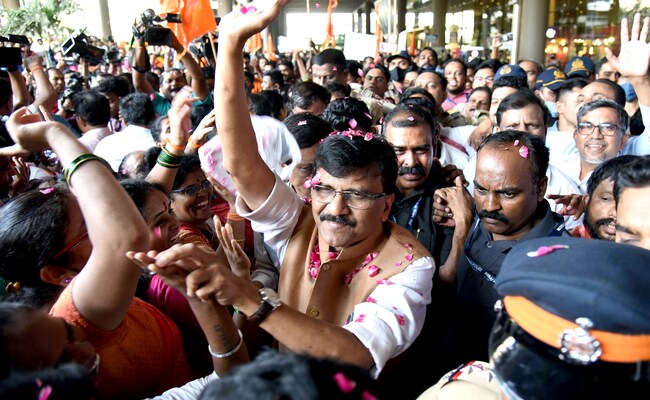 20 बागी विधायक हमारे संपर्क में, सेना के संजय राउत का दावा 20 बागी विधायक हमारे संपर्क में, सेना के संजय राउत का दावा