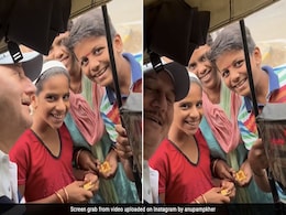Video: ऑटो रिक्शा की सवारी कर रहे Anupam Kher ने की नन्हें बच्चों से मुलाकात, लोगों ने दिया ऐसा रिएक्शन Video: ऑटो रिक्शा की सवारी कर रहे Anupam Kher ने की नन्हें बच्चों से मुलाकात, लोगों ने दिया ऐसा रिएक्शन