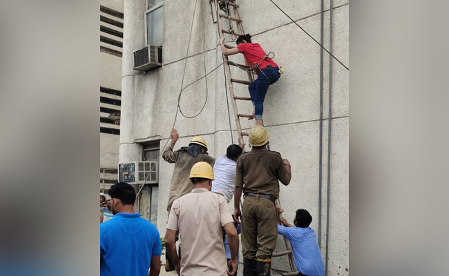 दिल्ली के कीर्ति नगर में बहुमंजिला भवन की 11वीं मंजिल पर आग लगी