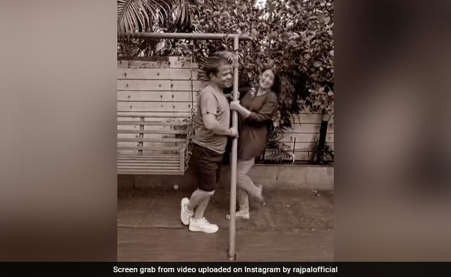 राजपाल यादव से किस बात की शिकायत कर रहीं जूही परमार, देखें दोनों का वायरल वीडियो