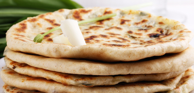 Paratha Tricks: बेलते वक्त फट जाता है पराठा तो जानें ये आसान ट्रिक्स, पराठे बनेंगे फूले-फूले और परफेक्ट...