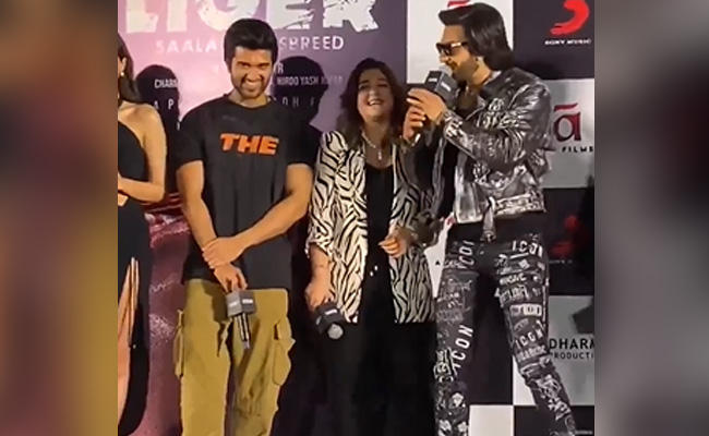 <i>Liger</i>: Ranveer Singh Trolls Vijay Deverakonda's <i>Chappals</i>, Then Wants T-Shirt Swap. What Happened Next