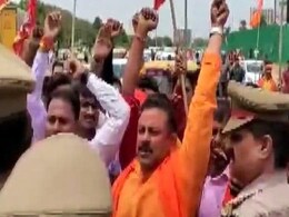 लखनऊ के लुलु मॉल में नमाज विवाद के बाद पढ़ी गई हनुमान चालीसा, दो गिरफ्तार लखनऊ के लुलु मॉल में नमाज विवाद के बाद पढ़ी गई हनुमान चालीसा, दो गिरफ्तार