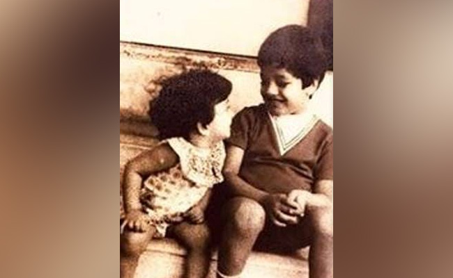 भाई के साथ मस्ती में खेल रही यह बच्ची आज है खूबसूरती की मल्लिका, इनके पति, सास-ससुर सब हैं सुपरस्टार, पहचाना क्या?