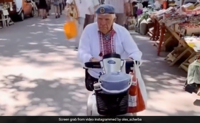 Watch: Elderly Man In Russia-Occupied Kherson Plays Ukrainian National Anthem, Internet Says "Bravo"