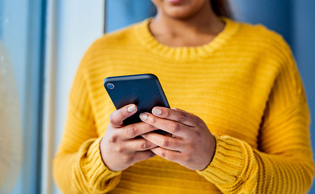 Amazon Prime Day 2022 Sale: Apple, सैमसंग, रेड्मी और अन्य स्मार्टफोन्स पर ये 10 बेहतरीन डील पाएं