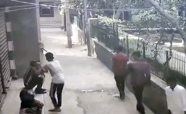दिल्ली: पिता की पिटाई का बदला लेने के लिए नाबालिग ने दोस्त को मारी गोली, CCTV में कैद वारदात