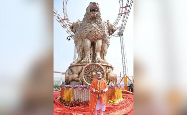 नए संसद भवन के ऊपर स्थापित हुआ 9500 किलो का राष्ट्रीय प्रतीक 'अशोक स्तंभ', PM मोदी ने किया अनावरण