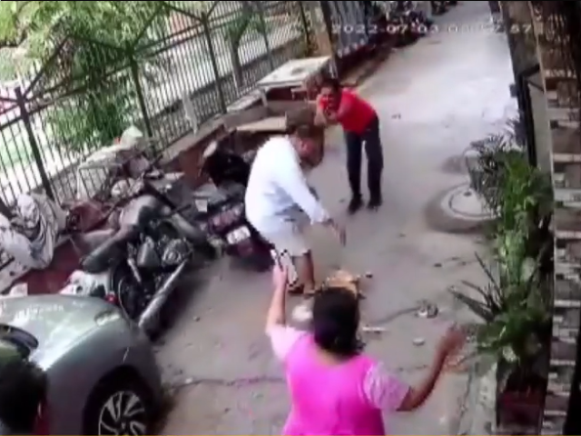 पड़ोसी के कुत्ते के भौंकने से परेशान शख्स ने कुत्ते सहित पड़ोसियों की कर दी पिटाई