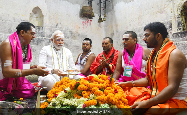 पीएम मोदी ने बाबा बैद्यनाथ मंदिर में की पूजा-अर्चना, झारखंड को विकास योजनाओं की सौगात दी