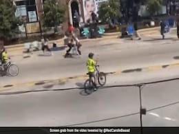 Video : Baby Stroller लेकर भागे लोग, पीछे चल रहीं थीं तड़ातड़ गोलियां Video : Baby Stroller लेकर भागे लोग, पीछे चल रहीं थीं तड़ातड़ गोलियां