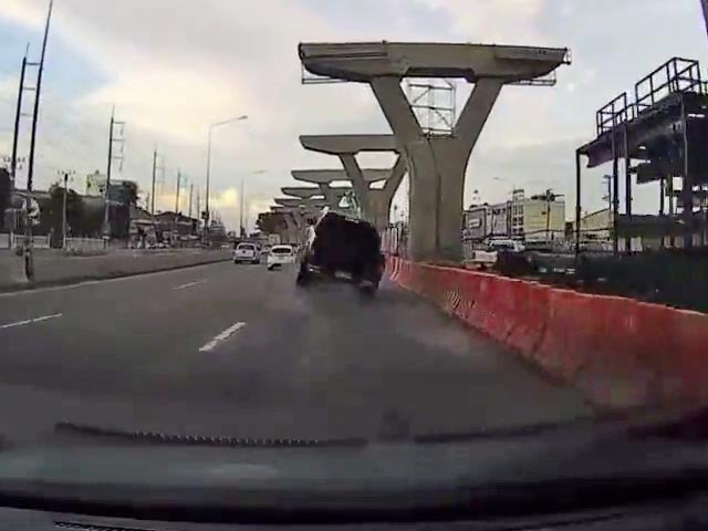 अचानक तेज रफ्तार गाड़ी के ऊपर गिरा कंस्ट्रक्शन ब्रिज का हिस्सा और फिर...