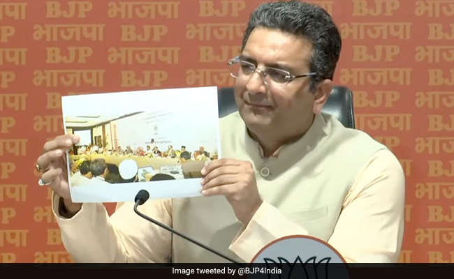 As Hamid Ansari Denies Pak Journalist Link, BJP Backs Claim With Photo