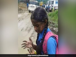 पढ़ने जा रही छोटी बच्ची पर गाड़ी से पड़ा कीचड़, IAS ने कहा- गाड़ी धीमी कर दें, बच्चे स्कूल जा रहे हैं पढ़ने जा रही छोटी बच्ची पर गाड़ी से पड़ा कीचड़, IAS ने कहा- गाड़ी धीमी कर दें, बच्चे स्कूल जा रहे हैं