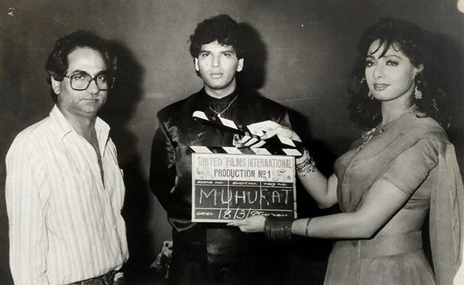 श्रीदेवी के साथ काले कपड़ों में खड़ा शख्स है सुपरस्टार और बहुत बड़ी शख्सियत का बेटा, मां के इशारों पर नाचता था बॉलीवुड, आपने पहचाना?