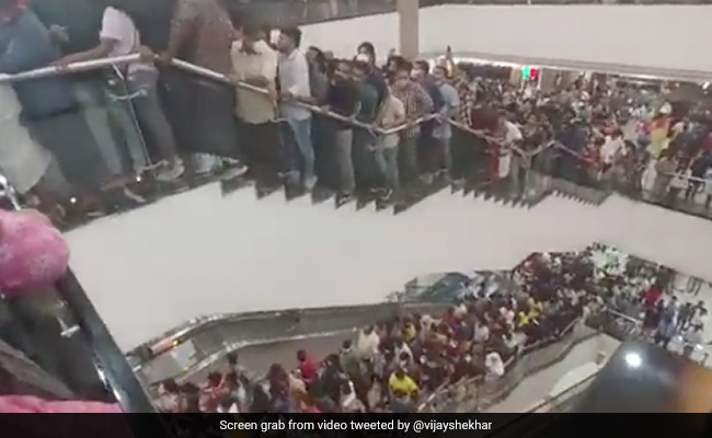 मॉल में 50% डिस्काउंट पर मिल रहा था सामान, आधी रात को उमड़ी भीड़, चीटियों की तरह लाइन में खड़े दिखे लोग