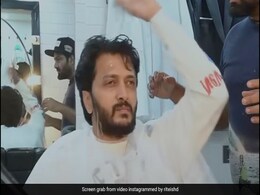 सैलून में जा रितेश देशमुख ने खोया आपा, किया कुछ ऐसा की नाई भी पास आने से घबरा गया, देखें VIDEO सैलून में जा रितेश देशमुख ने खोया आपा, किया कुछ ऐसा की नाई भी पास आने से घबरा गया, देखें VIDEO