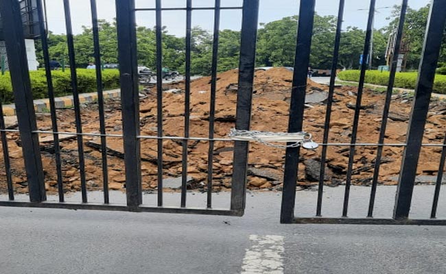 "बाहर जाएं तो कैसे" : बिल्‍डर-फरीदाबाद नगरनिगम के 'झगड़े' में घर में कैद होकर रह गए सोसाइटी के हजारों लोग..