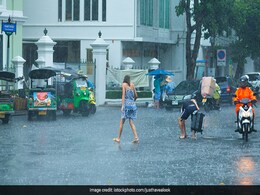 Monsoon के मौसम में घूमने का बना रहे हैं प्लान तो ध्यान रखें 10 बातें, ये Travel Tips आएंगी आपके काम  Monsoon के मौसम में घूमने का बना रहे हैं प्लान तो ध्यान रखें 10 बातें, ये Travel Tips आएंगी आपके काम