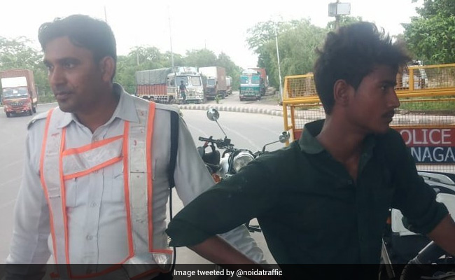 Traffic Cop Chases Snatcher For 1 Km, Gets Woman's Purse Back
