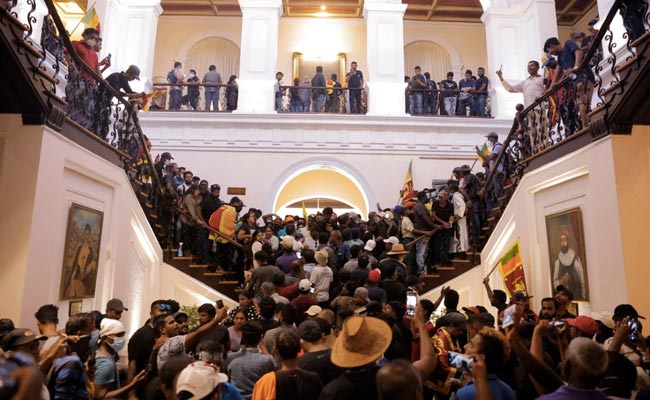 Cop Sacked For Playing Piano As Protesters Broke Into Sri Lanka President's House