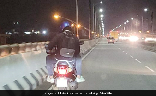 बाइक चलाते हुए लैपटॉप पर काम कर रहा था शख्स, वायरल हुई तस्वीर, लोग बोले- ये इस ग्रह का नहीं हो सकता