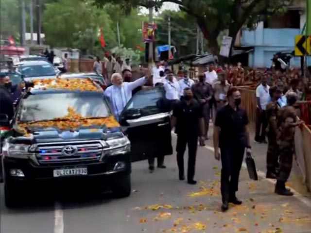 PM Modi Greets Crowd During His Roadshow In Jharkhand