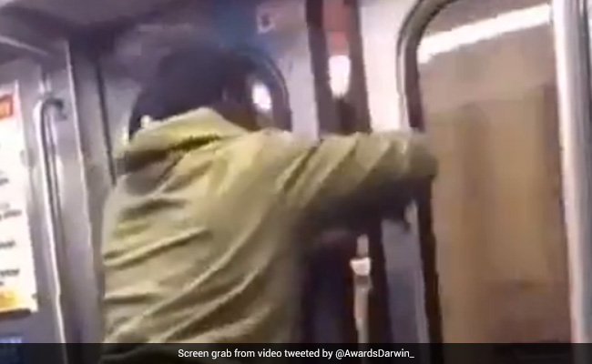 चलती मेट्रो का गेट खोलकर कूद गया शख्स, फिर जो हुआ, देखकर लोग बोले- कुछ ज्यादा ही जल्दी में था...