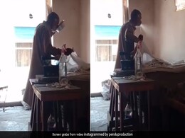 मुंह में पानी भरकर कपड़ों पर थूक रहा था बुजुर्ग शख्स, इस्त्री करने का ऐसा तरीका देख भड़के लोग, बोले- शर्म नहीं आई मुंह में पानी भरकर कपड़ों पर थूक रहा था बुजुर्ग शख्स, इस्त्री करने का ऐसा तरीका देख भड़के लोग, बोले- शर्म नहीं आई