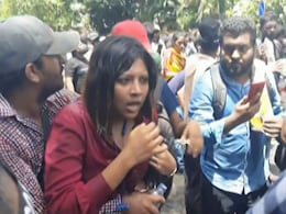 Video: Sri Lanka में NDTV की टीम आंसू-गैस की चपेट में, बेकाबू विरोध प्रदर्शनों की रिपोर्टिंग के दौरान हुई घटना Video: Sri Lanka में NDTV की टीम आंसू-गैस की चपेट में, बेकाबू विरोध प्रदर्शनों की रिपोर्टिंग के दौरान हुई घटना