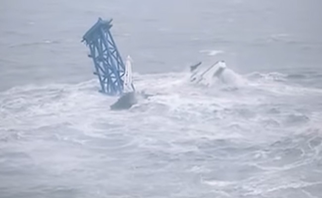 टाइफून चाबा की वजह से दो हिस्सों में टूटे जहाज पर से लोगों का हैरतअंगेज रेस्क्यू ऑपरेशन, देखें नाटकीय वीडियो  