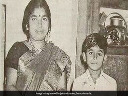 मां के साथ खड़ा ये बच्चा है इंडस्ट्री का नामी आर्टिस्ट, 15 अगस्त को इस सितारे की आवाज से गूंज उठेगा देश... मां के साथ खड़ा ये बच्चा है इंडस्ट्री का नामी आर्टिस्ट, 15 अगस्त को इस सितारे की आवाज से गूंज उठेगा देश...