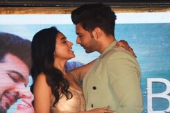 बारिश आई है लॉन्च पार्टी में नजर आए करण कुंद्रा और तेजस्वी बारिश आई है लॉन्च पार्टी में नजर आए करण कुंद्रा और तेजस्वी