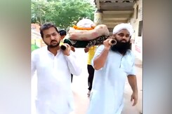 Watch: Muslim Family Performs Last Rites Of Their Hindu Employee Watch: Muslim Family Performs Last Rites Of Their Hindu Employee