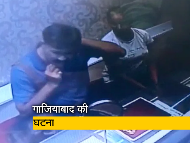 ज्वेलर की आंखों में मिर्ची झोंककर लूटपाट की कोशिश, आरोपी पिता-पुत्री समेत दामाद गिरफ्तार