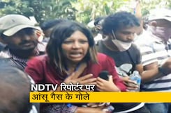 Video: श्रीलंका में विरोध प्रदर्शन के दौरान छोड़े गए आंसू-गैस के गोले,  NDTV क्रू भी चपेट में Video: श्रीलंका में विरोध प्रदर्शन के दौरान छोड़े गए आंसू-गैस के गोले,  NDTV क्रू भी चपेट में