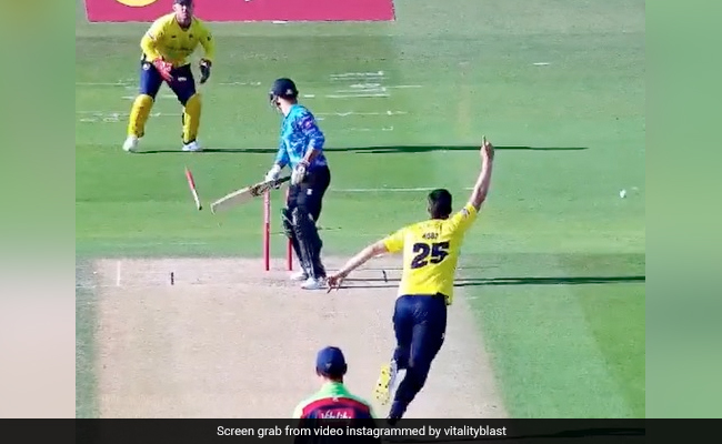 इंग्लिश गेंदबाज का कहर, पिच पर टप्पा खाते ही 'छूमंतर' हुई गेंद, हवा में तैरता दिखा बैटर का स्टंप- Video