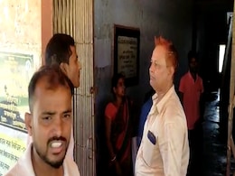 लखीसराय : कॉलेज के प्रैक्टिल एग्जाम में अच्छे नंबर देने के लिए रिश्वत लेने का शिक्षकों पर आरोप, जमकर हुआ हंगामा लखीसराय : कॉलेज के प्रैक्टिल एग्जाम में अच्छे नंबर देने के लिए रिश्वत लेने का शिक्षकों पर आरोप, जमकर हुआ हंगामा