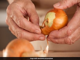 प्याज और लहसुन के छिलकों को कूड़ेदान में फेंकने की ना करें भूल, इनसे मिलते हैं 6 कमाल के फायदे प्याज और लहसुन के छिलकों को कूड़ेदान में फेंकने की ना करें भूल, इनसे मिलते हैं 6 कमाल के फायदे