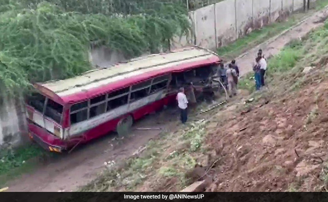 1 Dead, 25 Injured As Bus Falls From Flyover In Uttar Pradesh