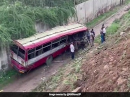 1 Dead, 25 Injured As Bus Falls From Flyover In Uttar Pradesh 1 Dead, 25 Injured As Bus Falls From Flyover In Uttar Pradesh