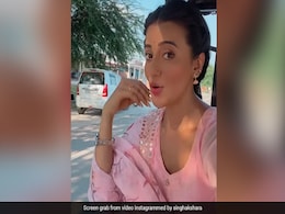 भोजपुरी स्टार अक्षरा सिंह ने रिक्शे पर बैठ किया शाहरुख खान के गाने पर ताबड़तोड़ डांस, आस पड़ोसी भी देखते रह गए अंदाज...  भोजपुरी स्टार अक्षरा सिंह ने रिक्शे पर बैठ किया शाहरुख खान के गाने पर ताबड़तोड़ डांस, आस पड़ोसी भी देखते रह गए अंदाज...