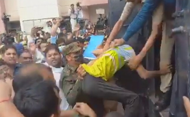 Video: Udaipur Tailor Killers Attacked At Court, Clothes Ripped