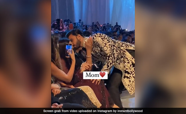 रॉयल लुक में दीपिका का हाथ थाम रणवीर सिंह ने किया रैंप वॉक, मम्मी-पापा पर भी लुटाया प्यार- देखें Video 