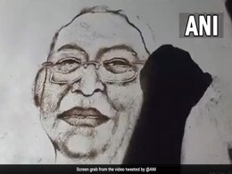 ओडिशा के सैंड आर्टिस्ट ने भारत के नवनिर्वाचित राष्ट्रपति की ख़ूबसूरत आर्ट बनाई, देखें वीडियो ओडिशा के सैंड आर्टिस्ट ने भारत के नवनिर्वाचित राष्ट्रपति की ख़ूबसूरत आर्ट बनाई, देखें वीडियो
