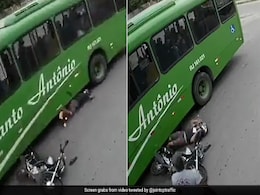 चलती बस के नीचे गिरा बाइक सवार, सिर पर चढ़ ही गया था पहिया, हेलमेट ने बचा ली जान, Video देख रूह कांप जाएगी चलती बस के नीचे गिरा बाइक सवार, सिर पर चढ़ ही गया था पहिया, हेलमेट ने बचा ली जान, Video देख रूह कांप जाएगी