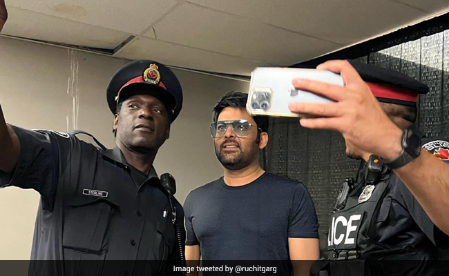 कनाडा पुलिस में मौजूद हैं कपिल शर्मा के फैंस, कॉमेडियन की ये तस्वीर देख फैंस बोले- 'इनको कोई जोक मत सुनाना नहीं तो...'