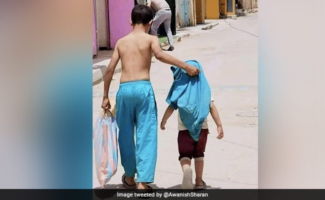 छोटे भाई को तेज़ धूप लग रही थी तो बड़े ने अपनी शर्ट निकाल कर दे दी, बड़ा भाई, पिता की भूमिका में है