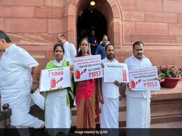 लोकसभा से कांग्रेस के चार सदस्य निलंबित, संसद के मानसून सत्र के दौरान हंगामे को लेकर कार्रवाई लोकसभा से कांग्रेस के चार सदस्य निलंबित, संसद के मानसून सत्र के दौरान हंगामे को लेकर कार्रवाई